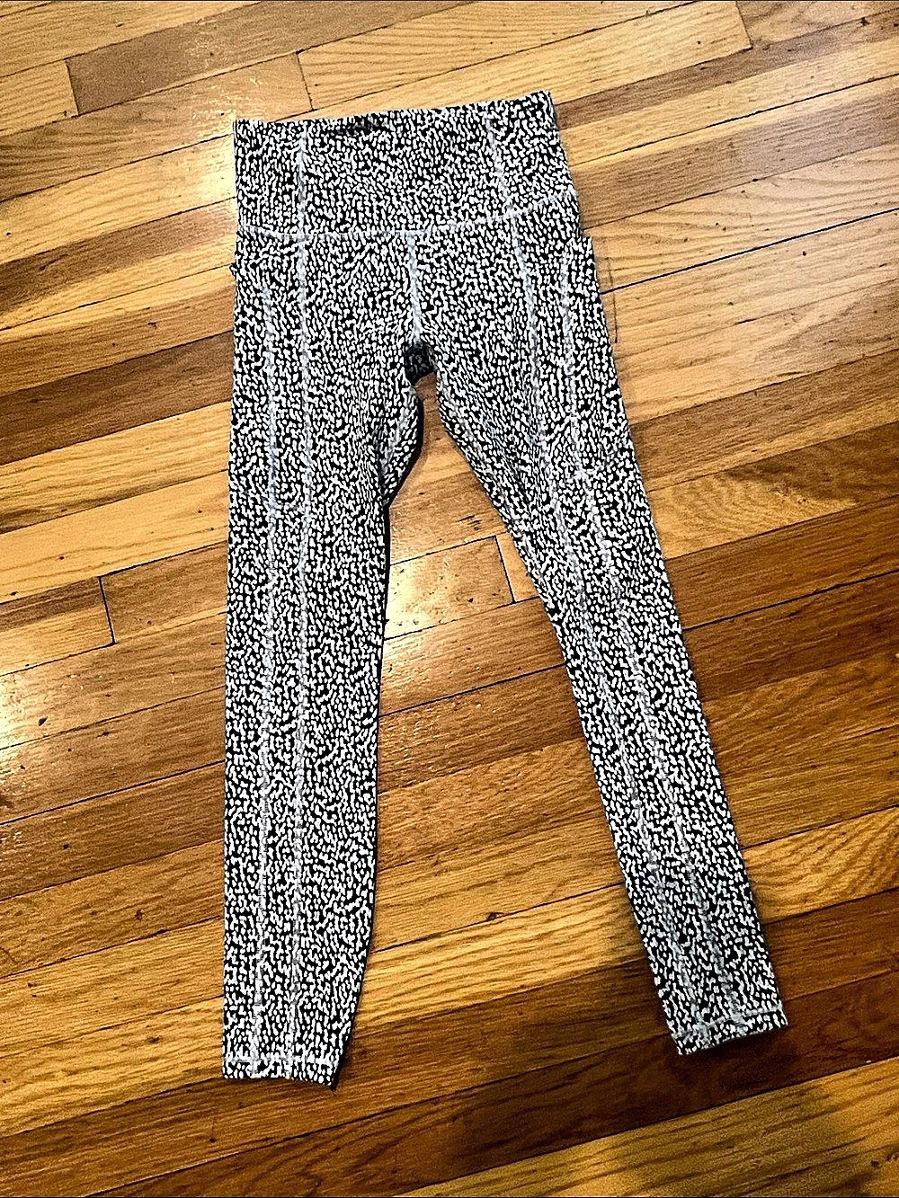 Athleta Salutation Stash High Rise Legging Black & White